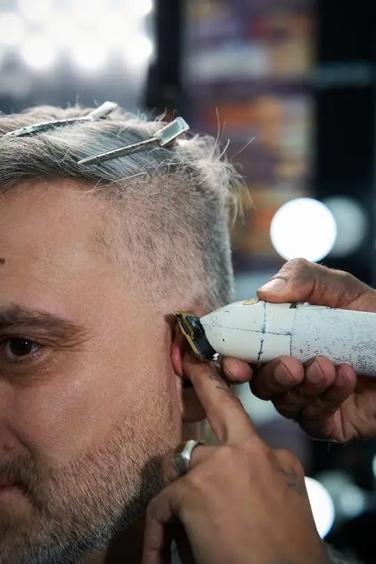 Degradado con máquina junto a la oreja
